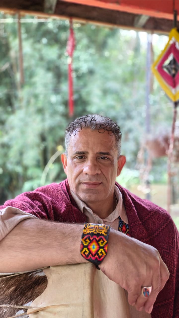 Sthan Xanniâ Tehuantepelt com tambor cerimonial em meio ao bambuzal